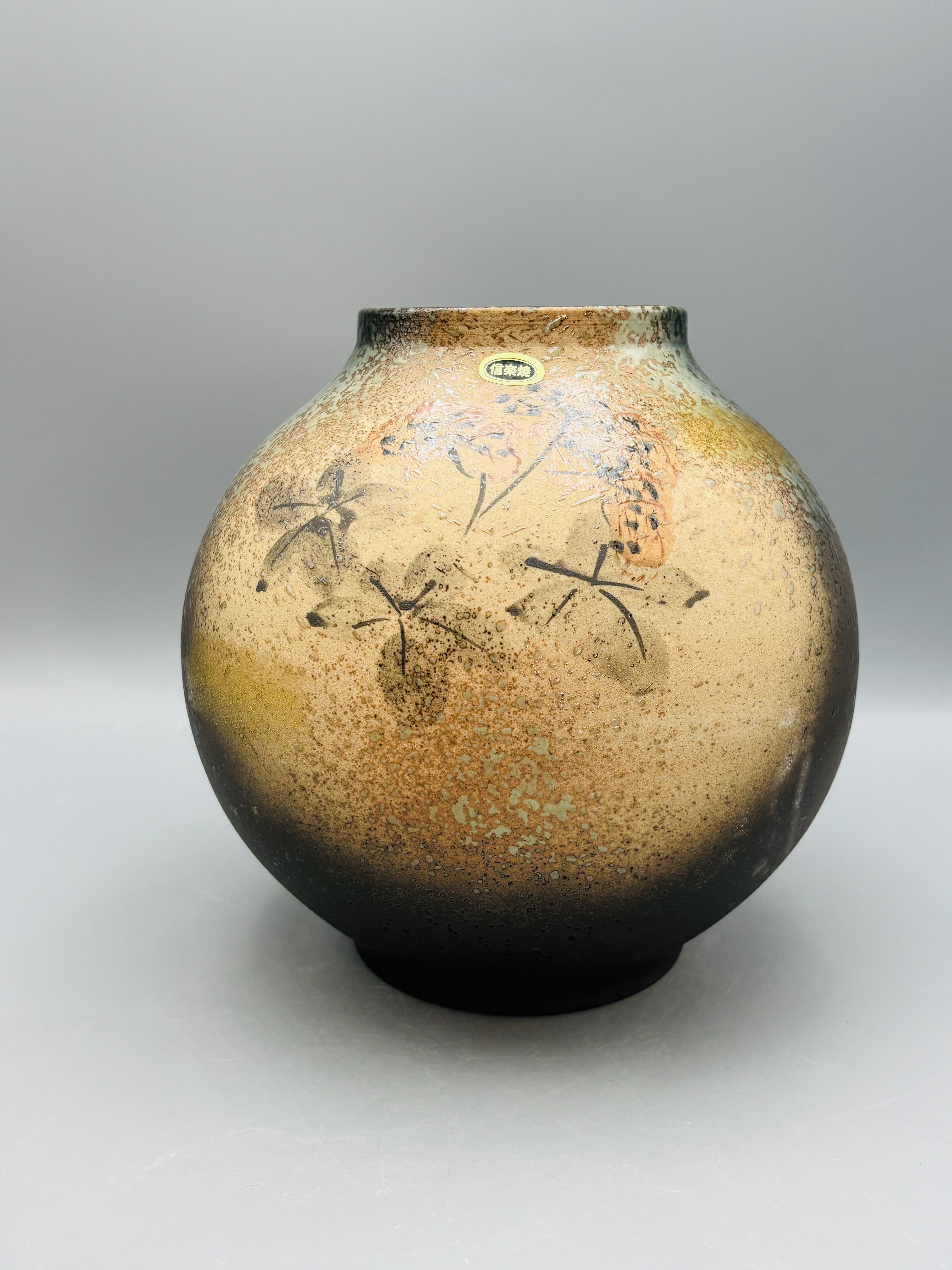 B163， 信乐烧名家明山作｜金彩手绘枫叶圆肚花瓶，釉色自然有盒