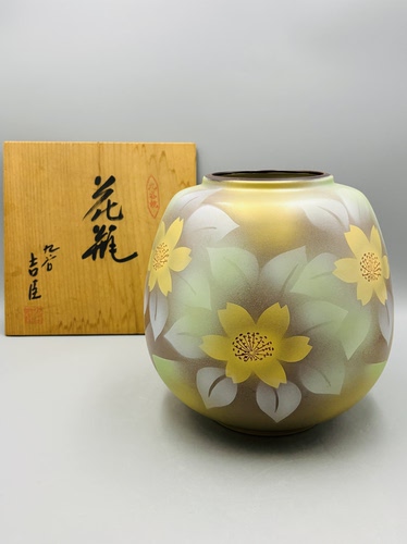 B791，日本回流 九谷烧 吉臣作 彩绘金银彩花瓶，带原木盒