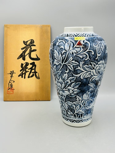 B514，日本回流华山烧｜浮雕青花缠枝牡丹大花瓶 ，带原木盒