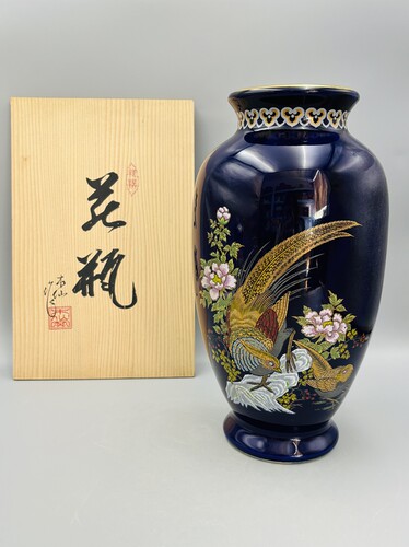 B374，日本回流  蓝釉描金锦鸡牡丹花瓶，带原装木盒