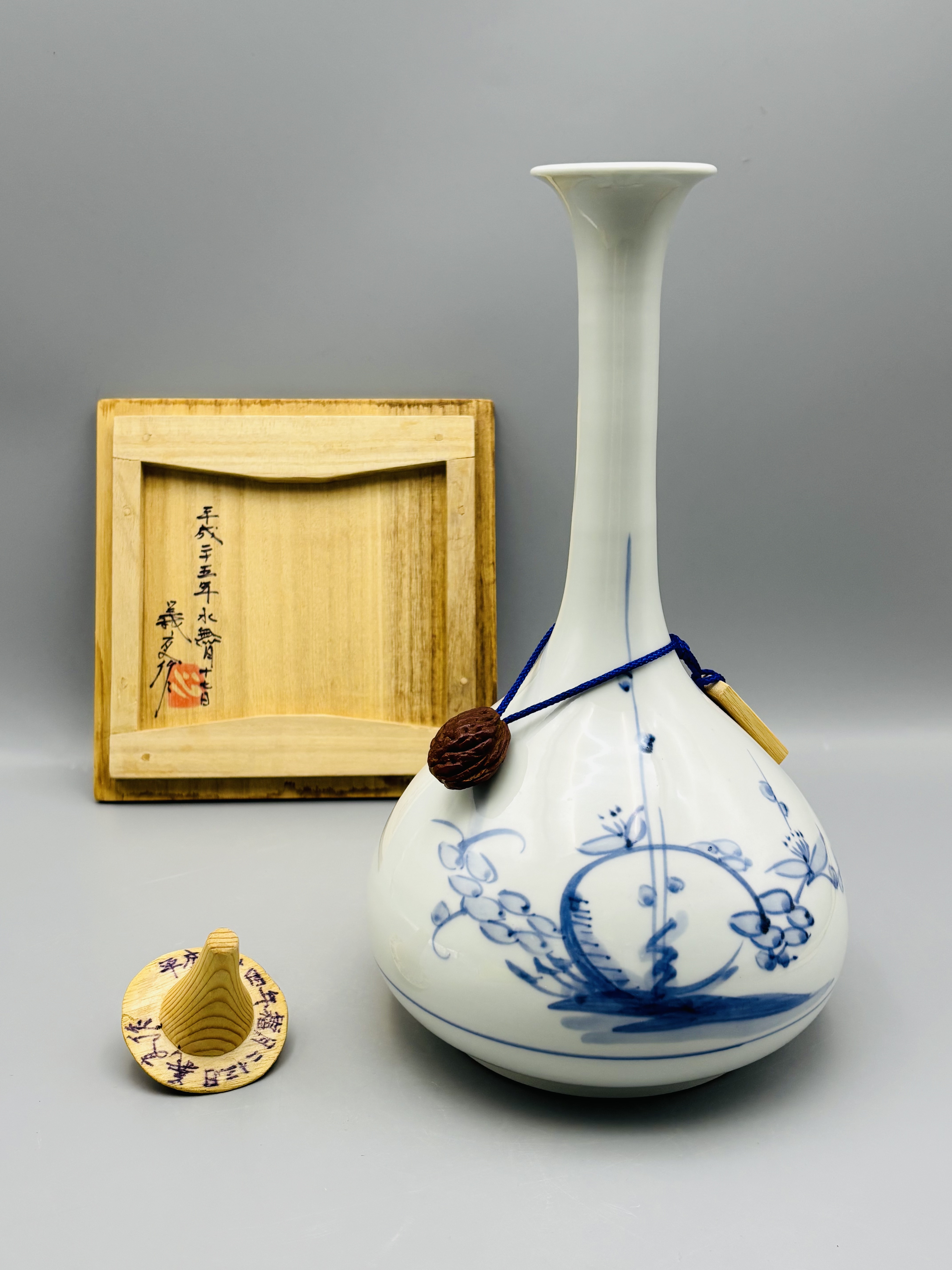 A720平成35年 水脊青義文作 手绘青花梅花长颈鹤颈瓶 带原盒