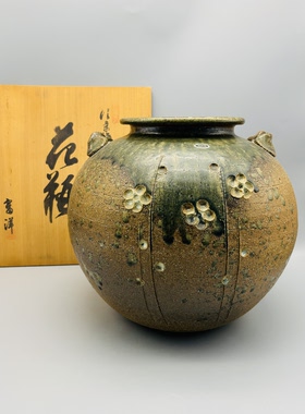A656，日本回流 信乐烧富洋作 柴烧窑变梅花贴塑双耳花罐带原木盒