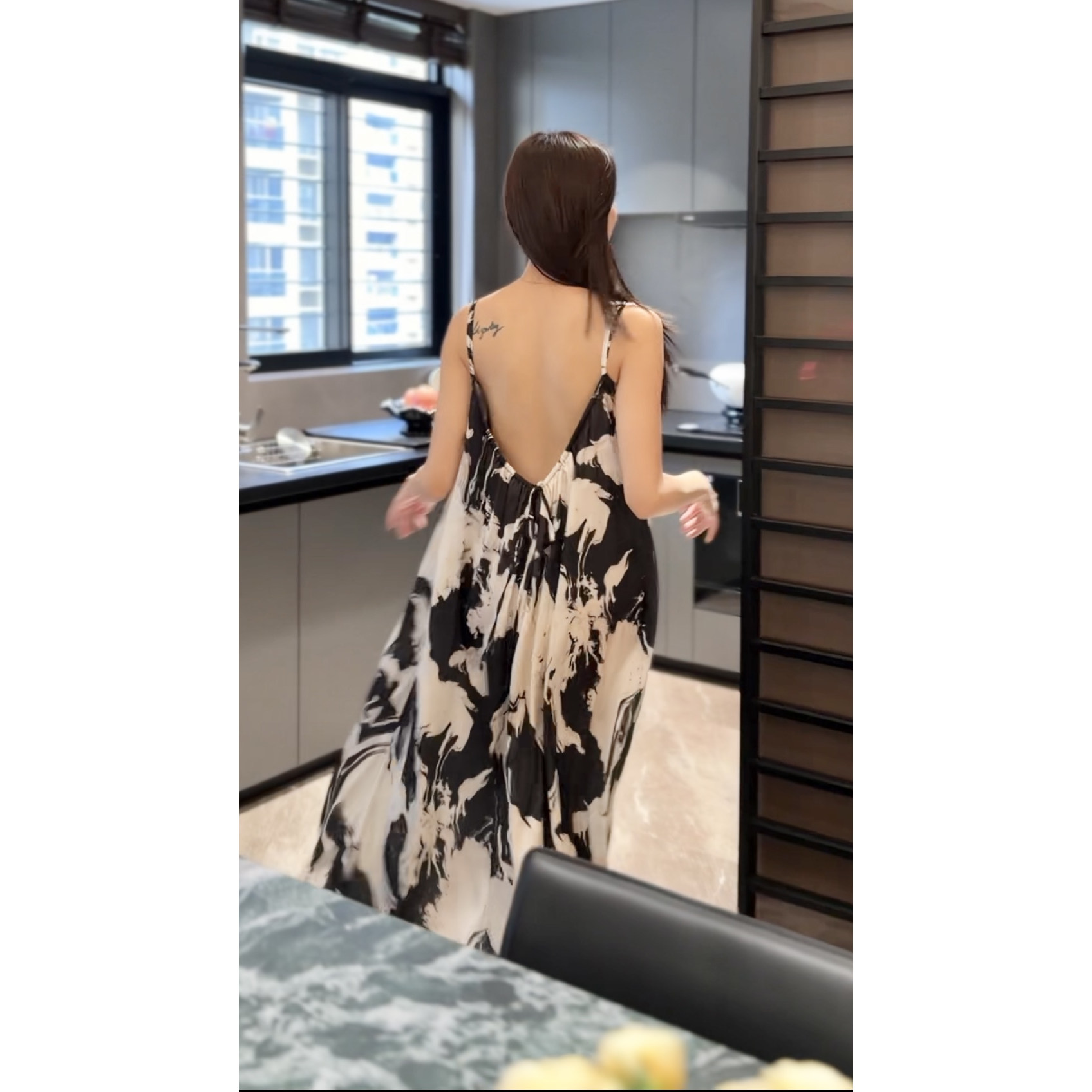 艺术印花吊带睡裙女无袖长裙宽松显瘦带胸垫露背高级感家居服睡衣