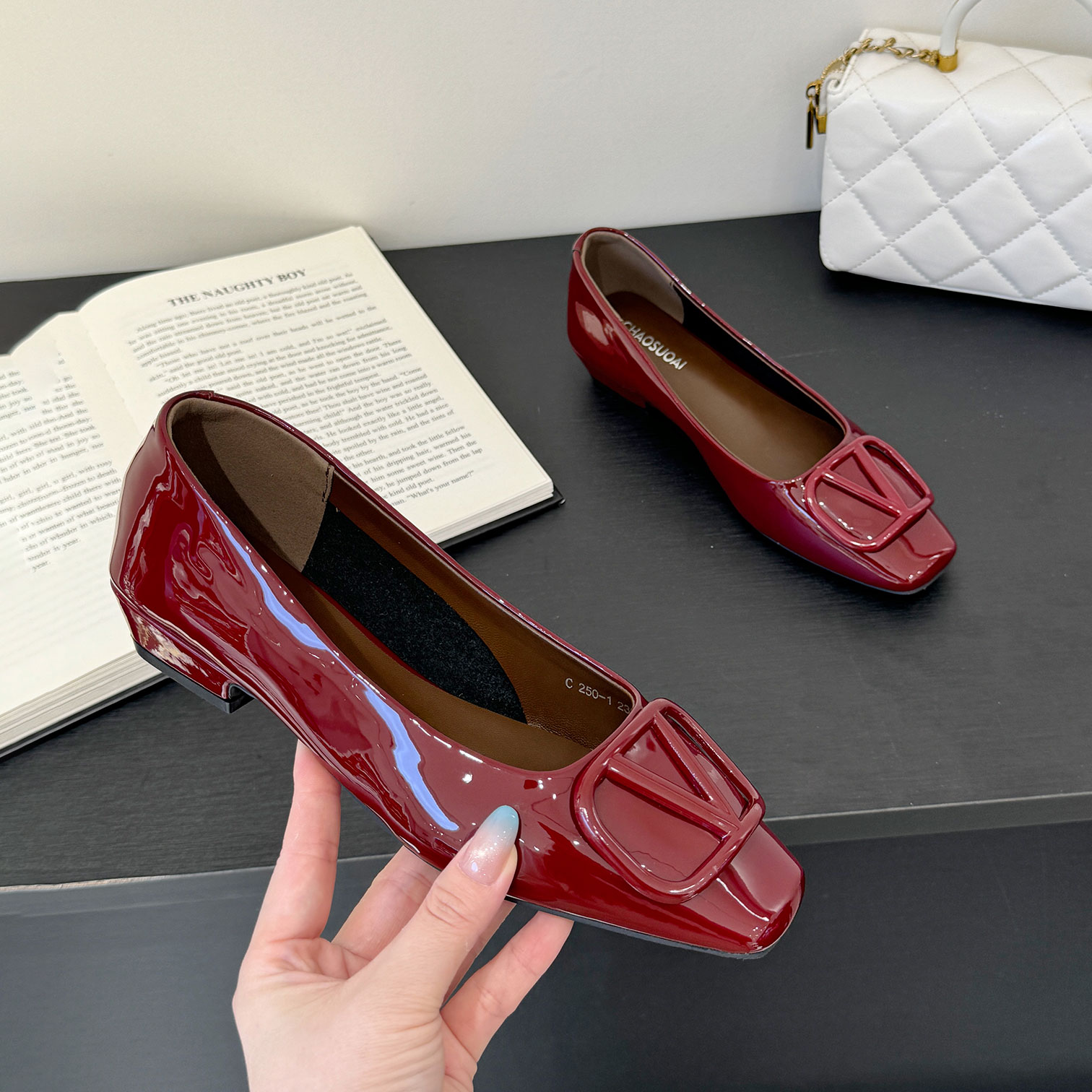 v扣红色单鞋配裙子浅口平底瓢鞋