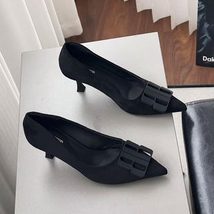 气质尖头单鞋女2025新款配裙子字母扣细跟通勤气质绒面黑色高跟鞋