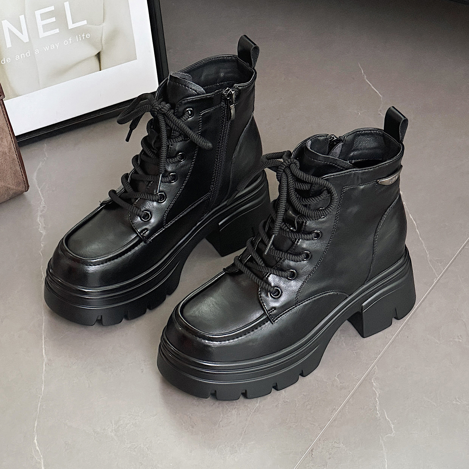 2025秋冬新款漆皮厚底马丁靴女侧拉链暗黑风短靴百搭粗跟增高靴女