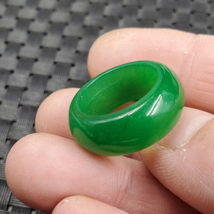 玉石戒指碧绿色戒指石英岩玉戒指阳绿玉戒指饰品戒指绿色玉指环