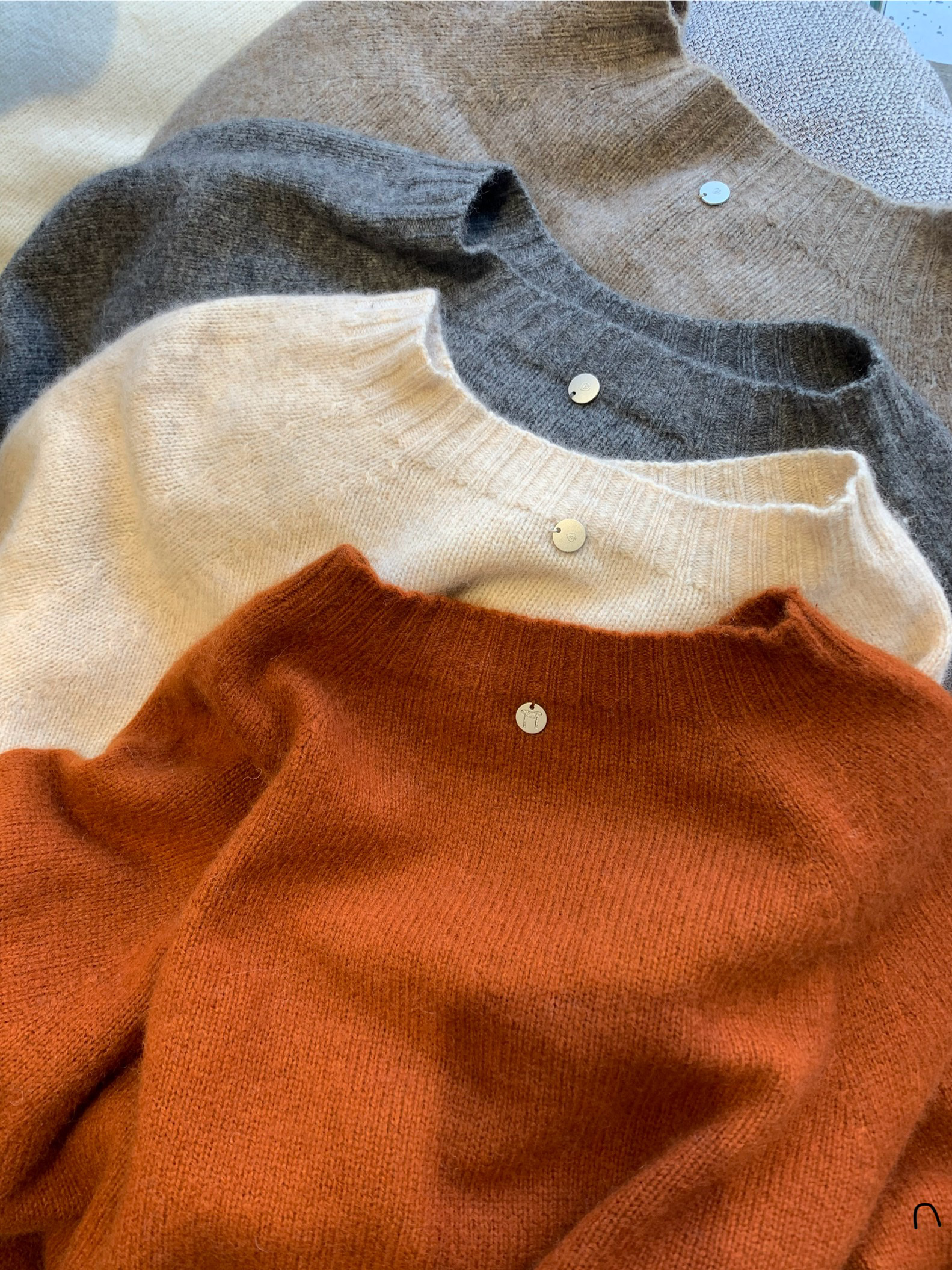 无痕拼接一体纯色时尚百搭圆领打底衫浣熊绒羊绒针织衫毛衣女冬款