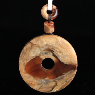 万福缅甸琥珀妖花溶洞玉璧扣吊坠  玉璧造型雅致  溶洞意境交融