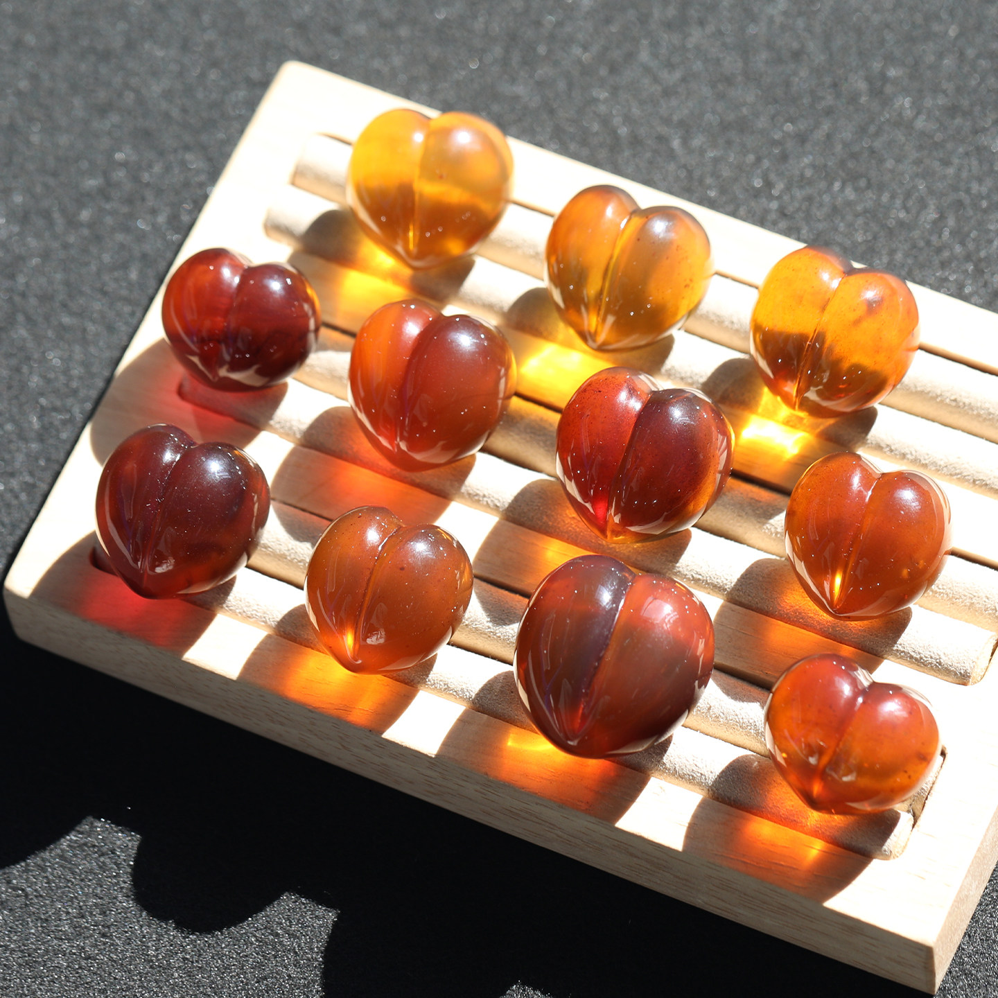 天然缅甸琥珀蜜蜡屁桃吊坠手工雕刻立体萌趣挂件个性百搭颈饰配饰