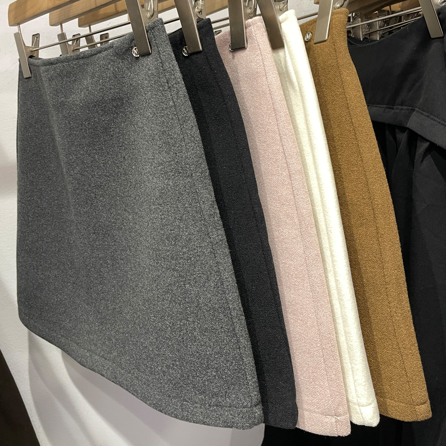 毛呢短裙女2025秋冬新款简约百搭半身裙子亮片高腰显瘦包臀a字裙