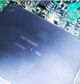R4F70590V 汽车电脑板CPU芯片 拆车件