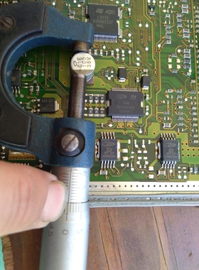 35V100 35V 100UF 马瑞利发动机电脑L9113下面的贴片电容全新