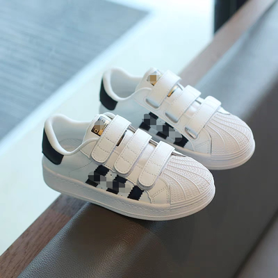 儿童低帮皮面单里带灯鞋2025春秋季新款低帮板鞋女童运动鞋小白鞋