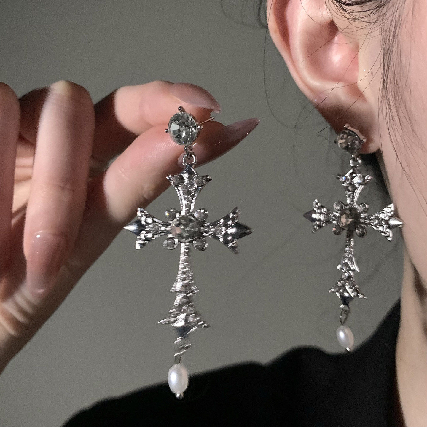 HEY TAO暗黑甜酷金属十字架耳钉女ins风小众复古个性辣妹配饰耳环