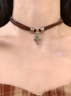 HEY TAO复古暗红色皮革十字架choker项链高级感甜酷辣妹颈链配饰