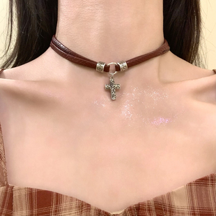 HEY TAO复古暗红色皮革十字架choker项链高级感甜酷辣妹颈链配饰