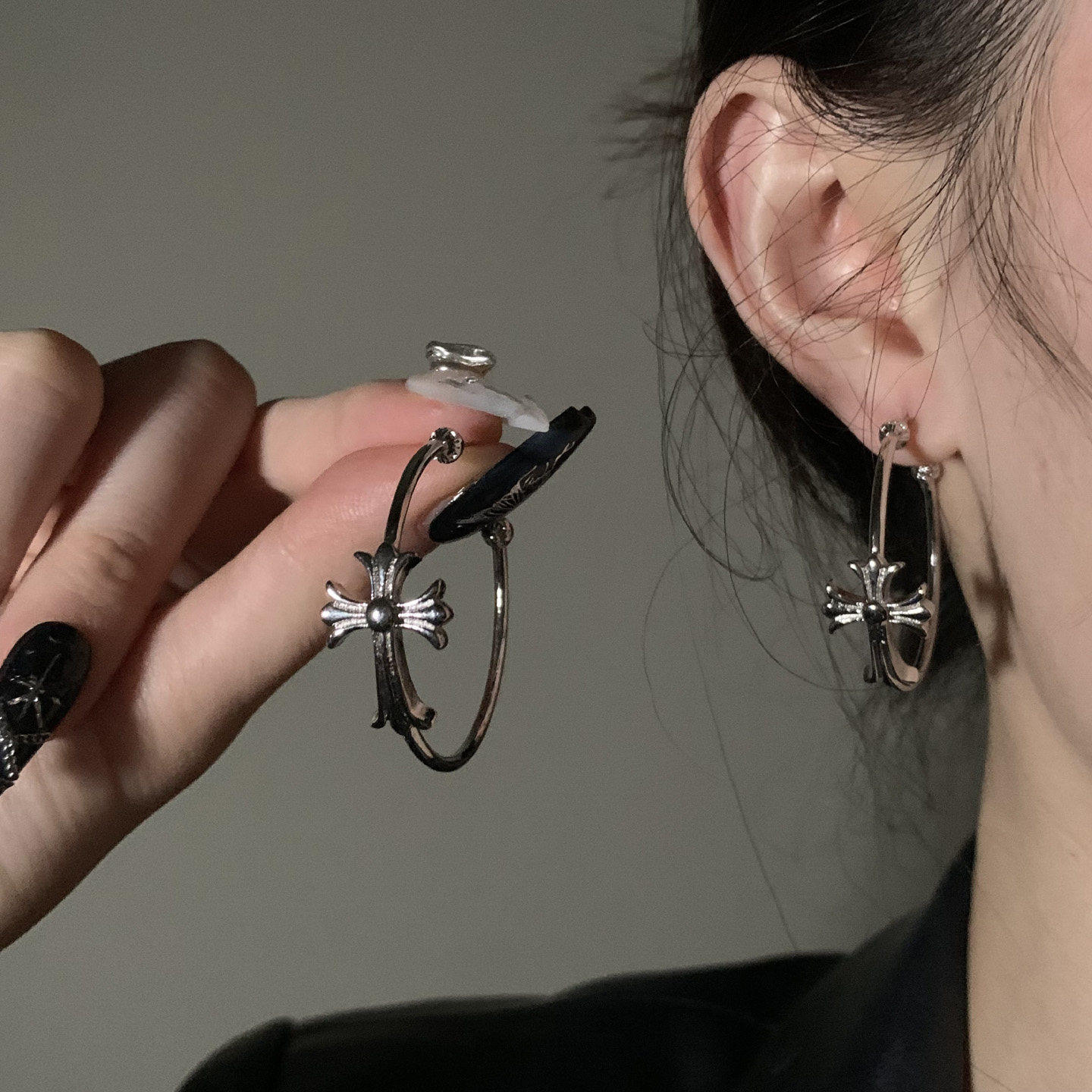 HEY TAO复古哥特风金属十字架圈圈耳环女冷淡风个性辣妹耳圈耳饰