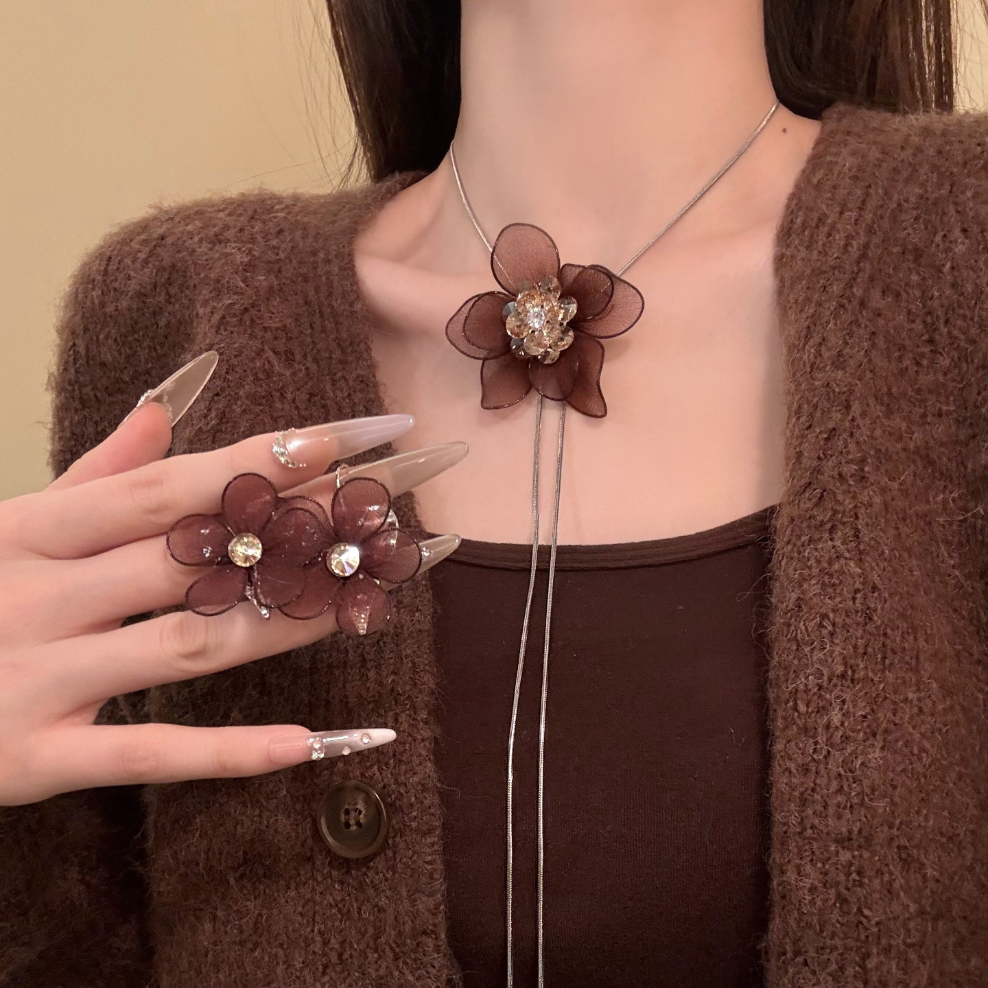 HEY TAO秋冬咖色立体花朵抽拉式项链女款轻奢高级感可调节毛衣链