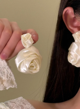 HEY TAO白色缎面布艺玫瑰花朵耳环女法式复古气质耳钉小香风耳饰