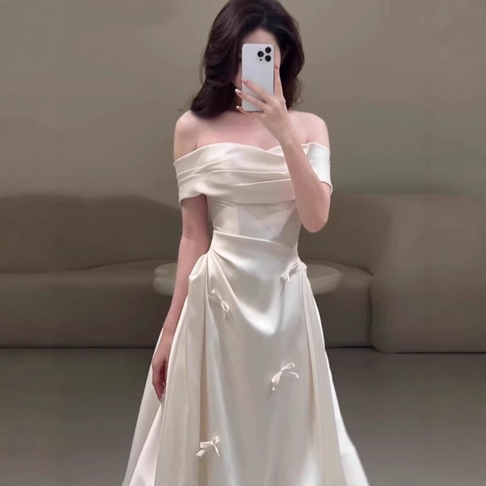 高级感白色订婚礼服法式复古一字肩轻婚纱新娘新款简约晨袍晚礼服