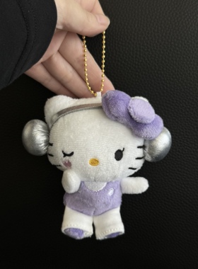 日系50周年紫色耳机hellokitty包包挂件毛绒kt猫公仔钥匙扣包挂饰