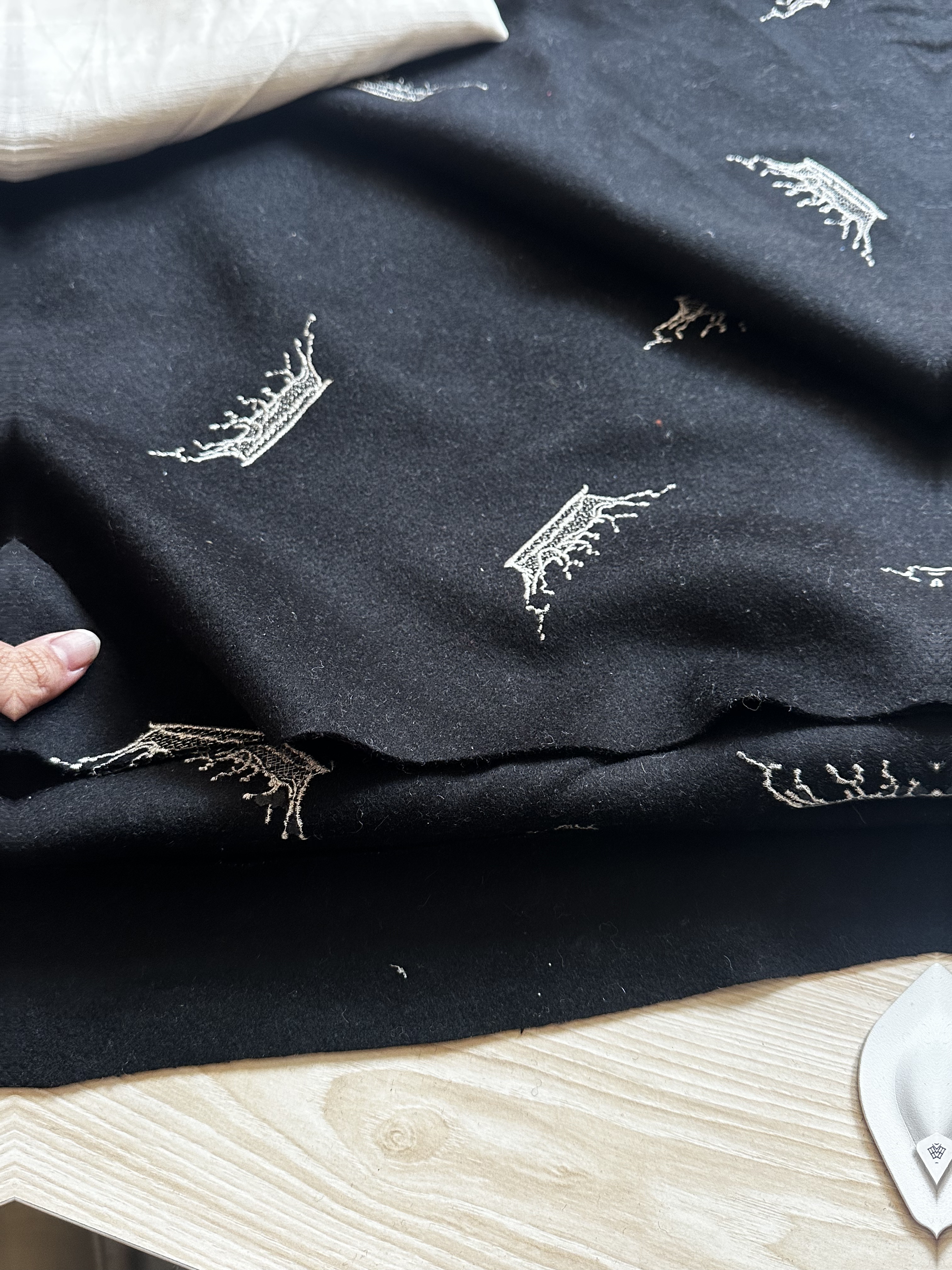 黑色 刺绣王冠 双面羊毛布料 面料（可剥开）
