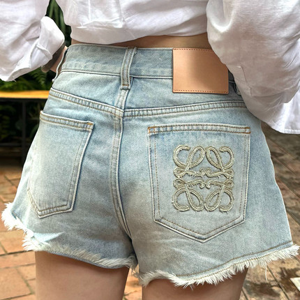VicxxClothing出品女装春夏新款Anagram蔓藤刺绣皮革破坏牛仔短裤
