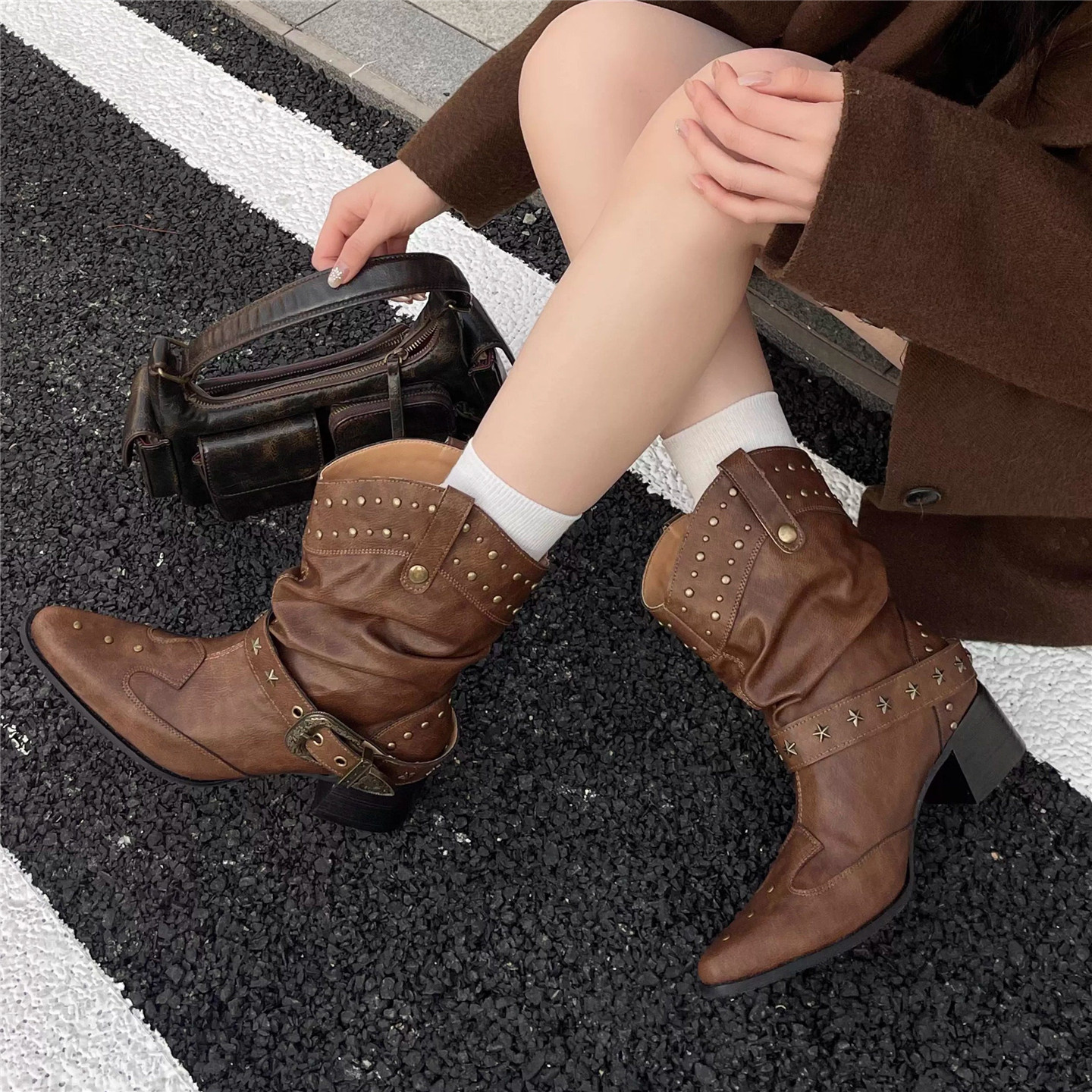 2026春小众设计复古铆钉尖头马丁靴皮带扣粗跟机车靴显瘦百搭短靴