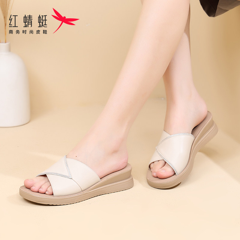 红蜻蜓正品真皮坡跟妈妈拖鞋女外穿2026夏中老年沙滩凉鞋头层牛皮