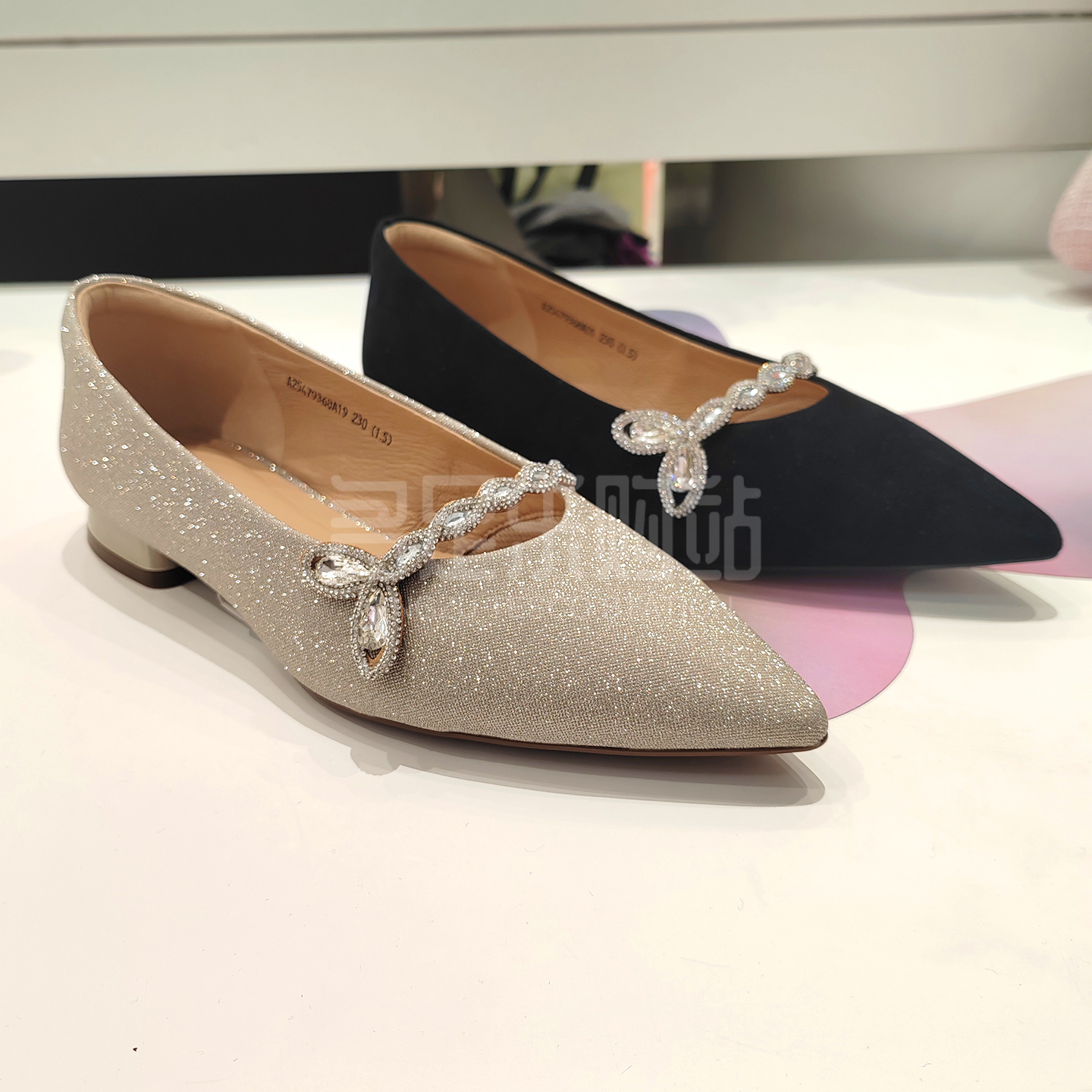 千百度女鞋2025秋季新款商场浅口矮跟尖头舒适时装单鞋 A25479368