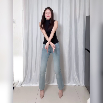 复古微喇九分自然腰牛仔裤修饰腿