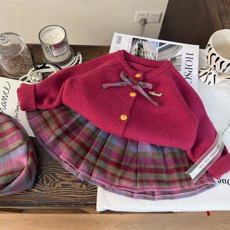 韩版童装2026新款秋冬女童贴标毛衣针织开衫儿童格子半身裙两件套