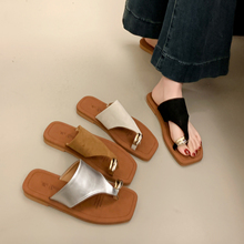 法式金属扣套趾人字拖鞋女夏季外穿2025新款平软底度假风凉拖鞋子