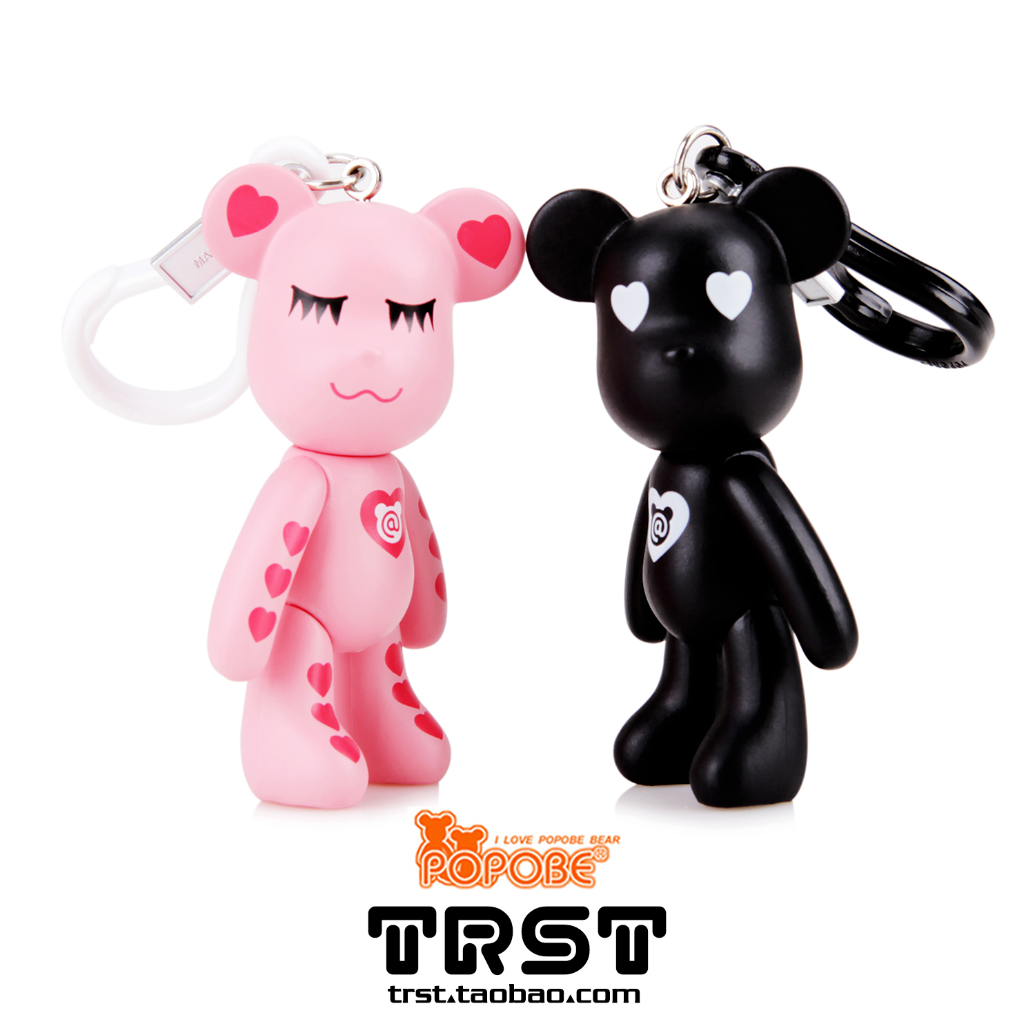 设计师利用色彩代表这不同年龄阶段的爱情，黑色代表着男孩的酷、成熟、神秘、稳定。粉色代表女孩的甜美】温柔、纯真、烂漫。以POPOBE熊可爱的造型为原型设计出这款男女一代POPOBE熊仔，各自的胸口画着心形，男孩子的阳刚、英俊，女孩子的天真、纯美，都是象征着爱情的美好。两个小熊搭配起来显得更加温馨、甜蜜