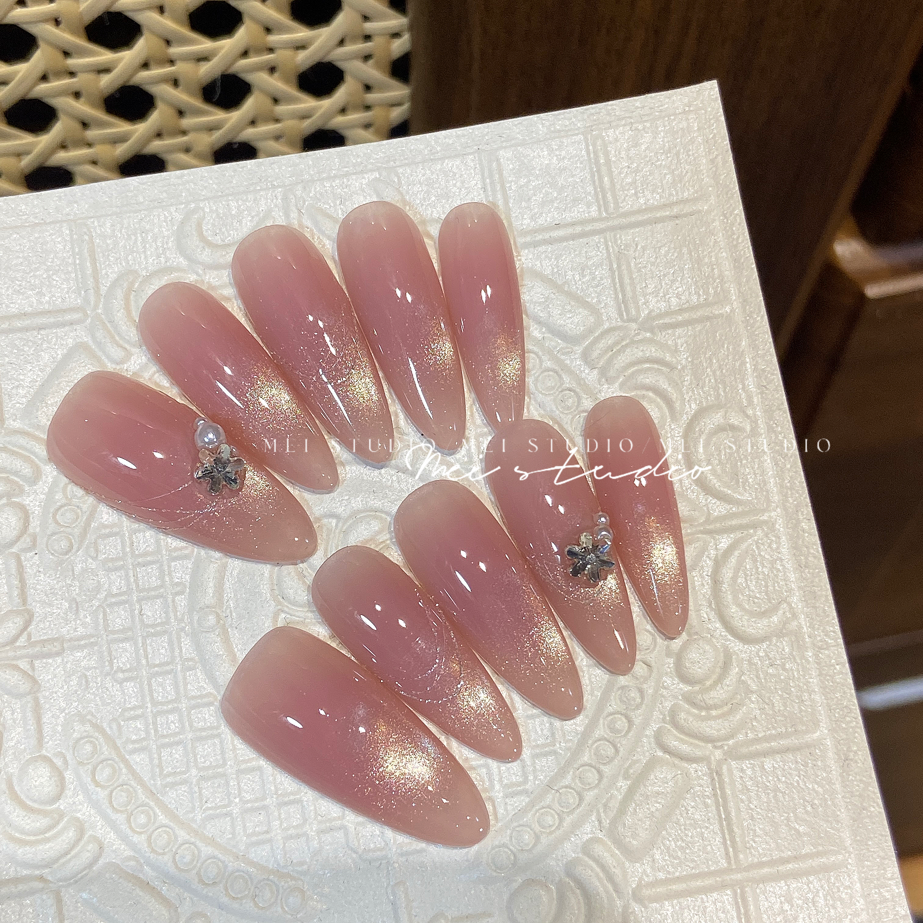 腮红猫眼｜纯欲裸粉鎏金猫眼温柔高级感纯手工穿戴甲可拆卸美甲贴