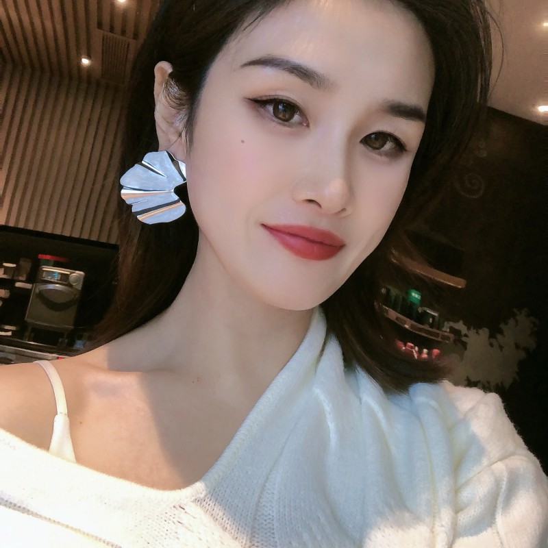 欧美跨境高级感米色滴釉杏叶耳环轻奢个性人鱼尾造型大理石纹理耳