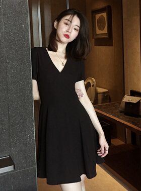 小个子赫本风小黑裙夏季 V 领小心机复古 A 字收腰显瘦连衣裙