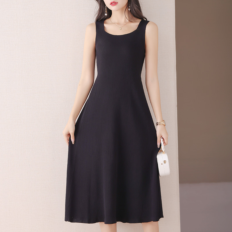 伊自尚大码女装时髦穿搭2024年新款大码显瘦黑色时尚吊带连衣裙