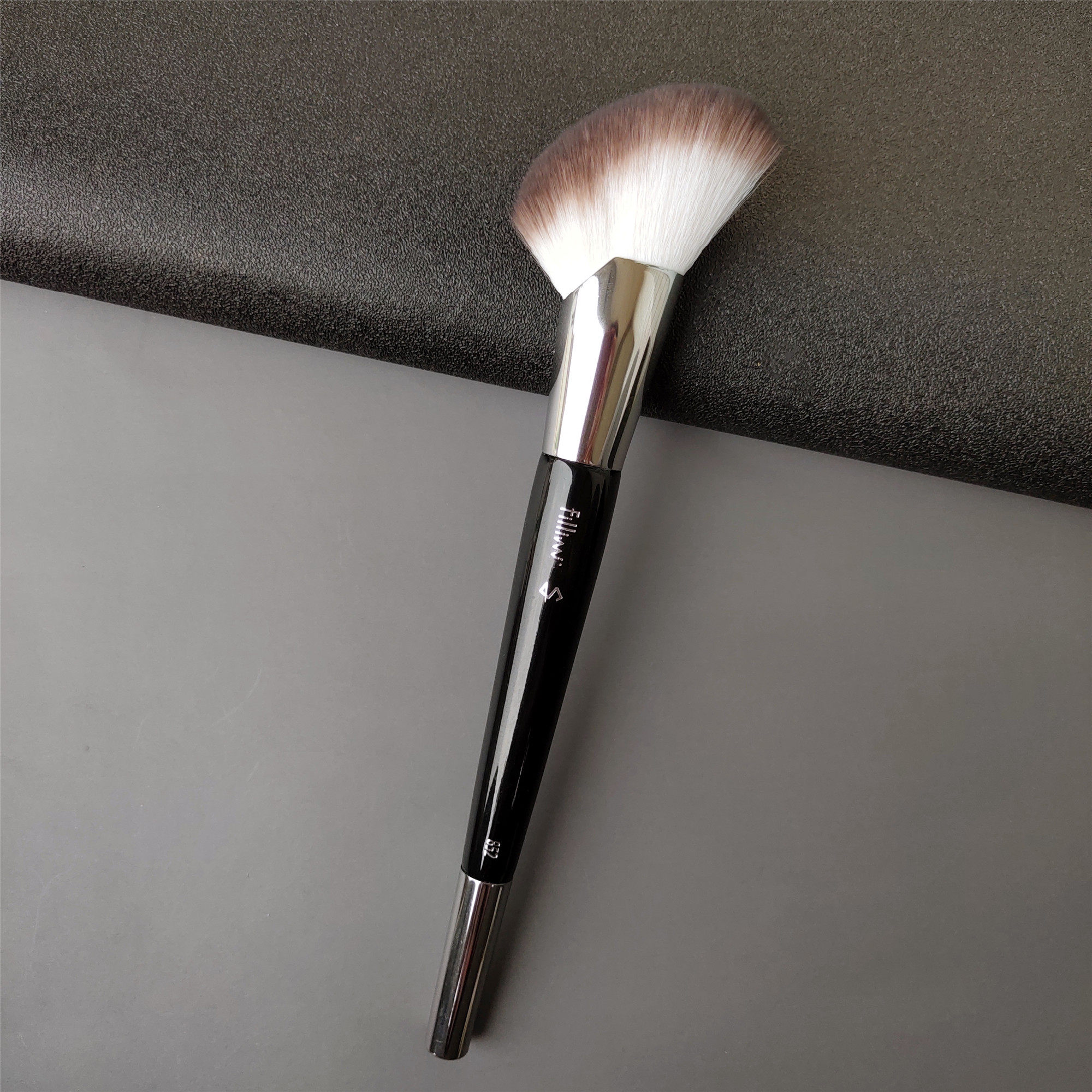 水蛋蛋推荐韩国fillim化妆刷s系列852蓬松弧形镰刀修容刷侧影刷