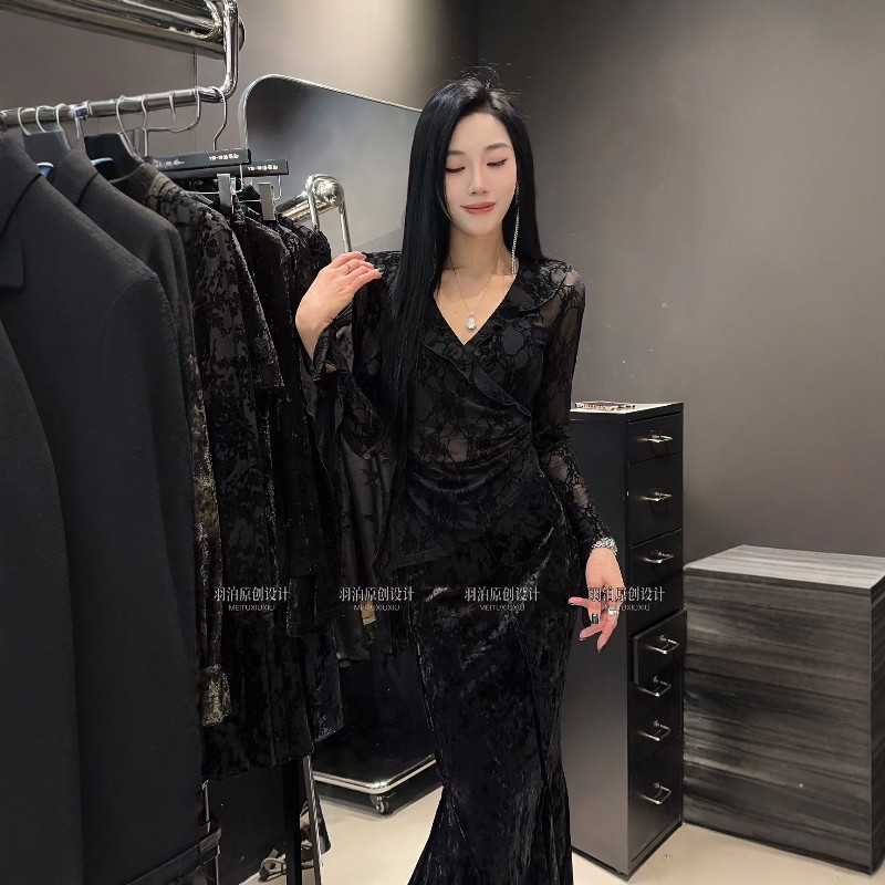 时尚V领荷叶边不规则蕾丝衫T恤女