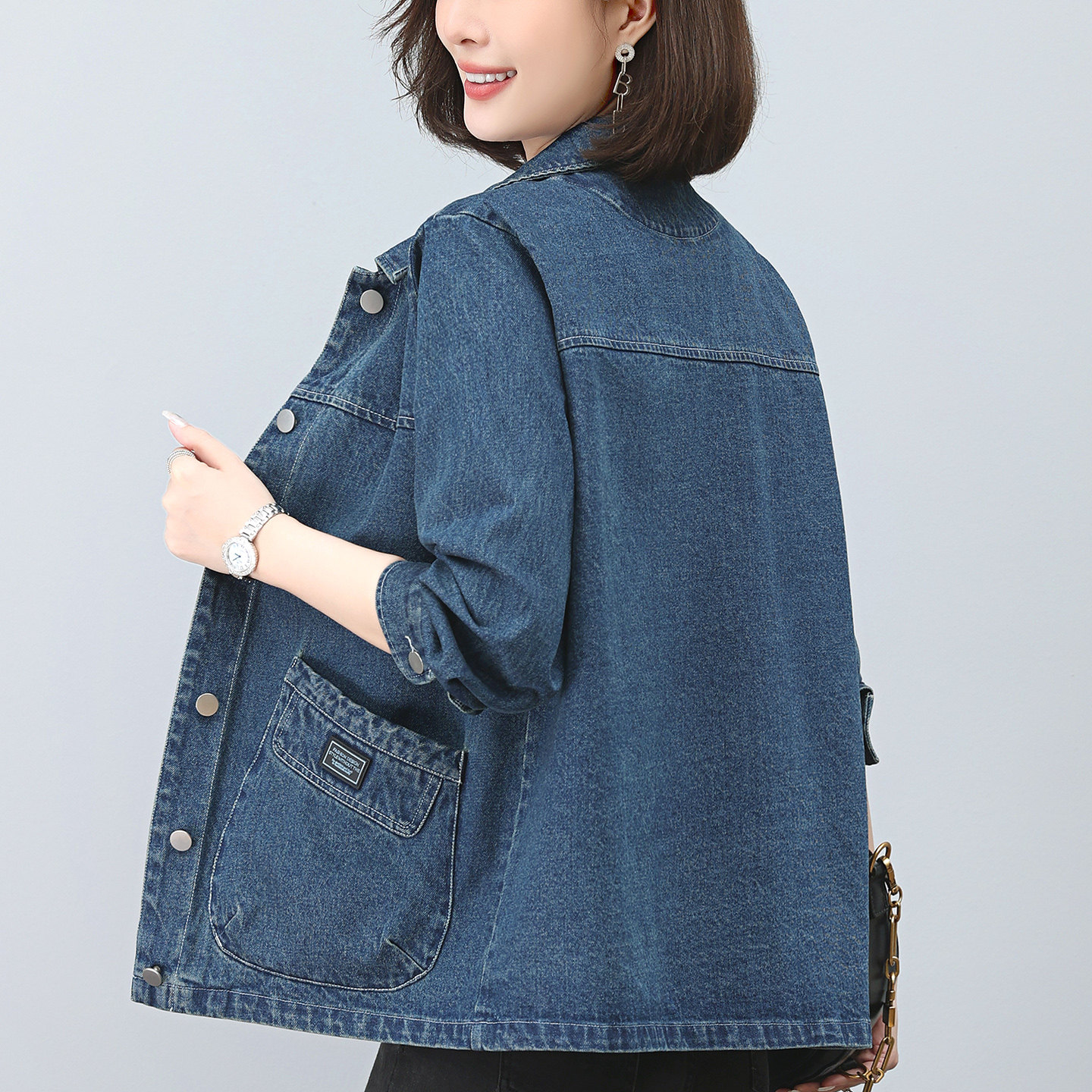 牛仔衬衫外套女春秋短款2026新款大码宽松洋气妈妈翻领上衣夹克爆