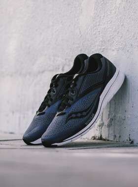 Saucony索康尼菁华轻量缓震跑鞋