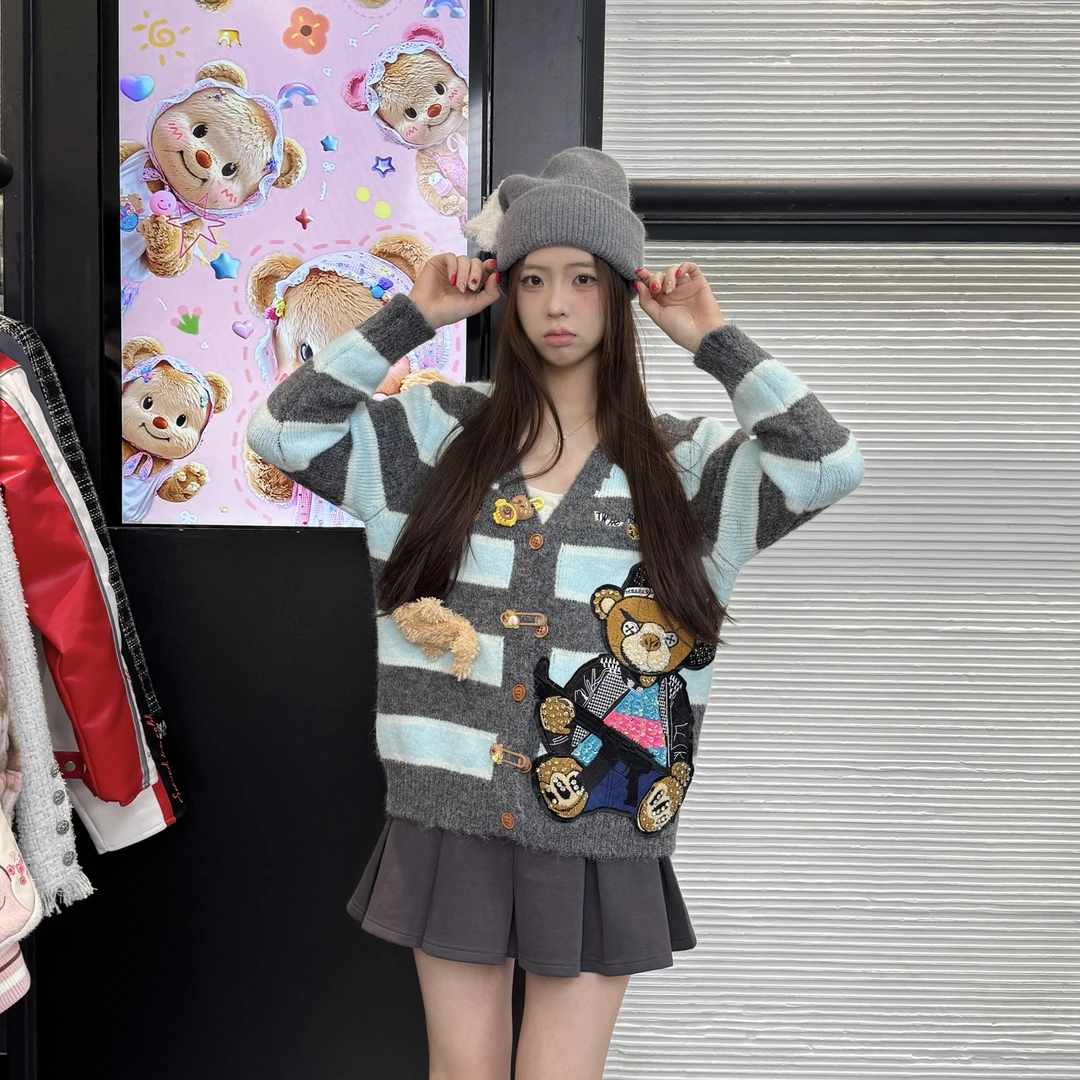 小熊春秋针织刺绣卡通动漫毛衣
