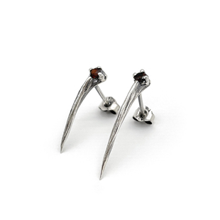 kammerhopa 小众设计师品牌925银做旧尖骨石榴石不对称耳钉新品