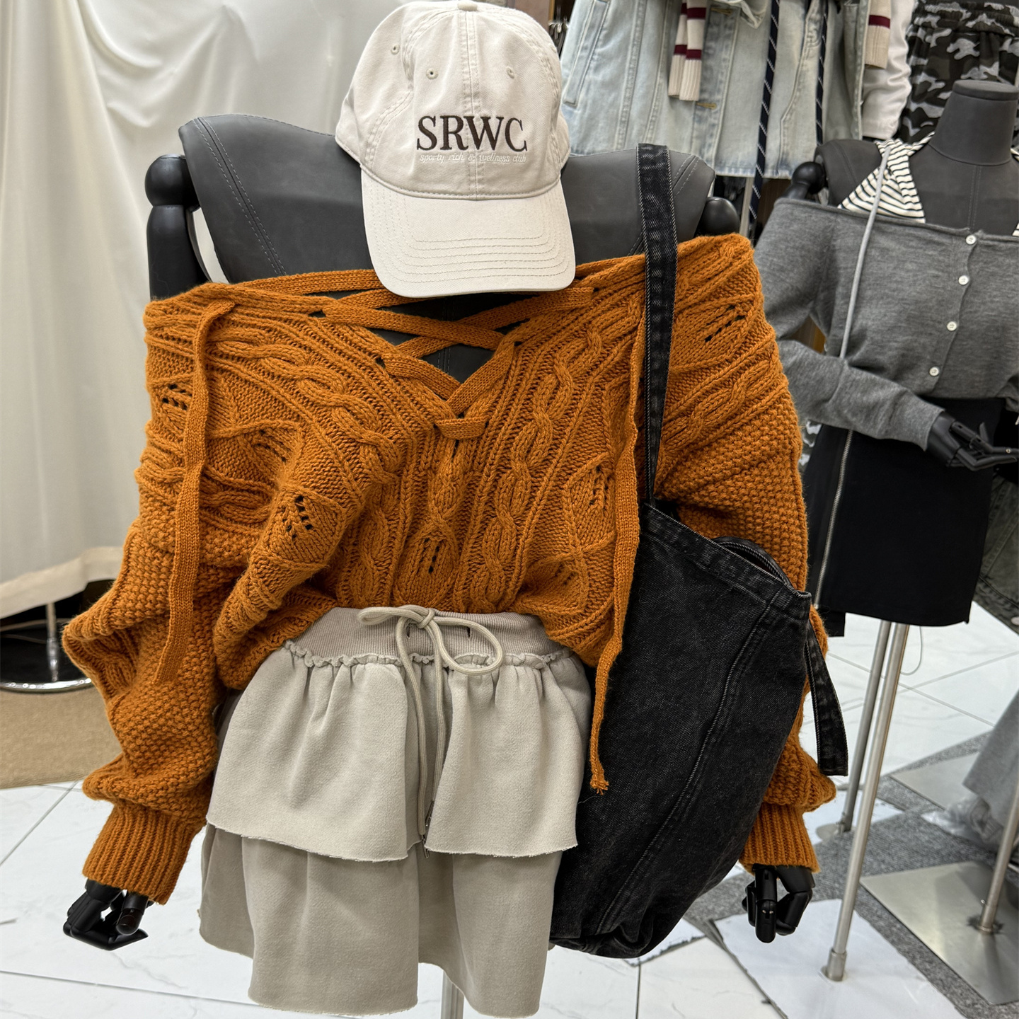 圆领露肩交叉绑带短款套头毛衣女