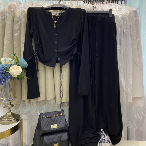 短款上衣T恤搭配宽松直筒裤