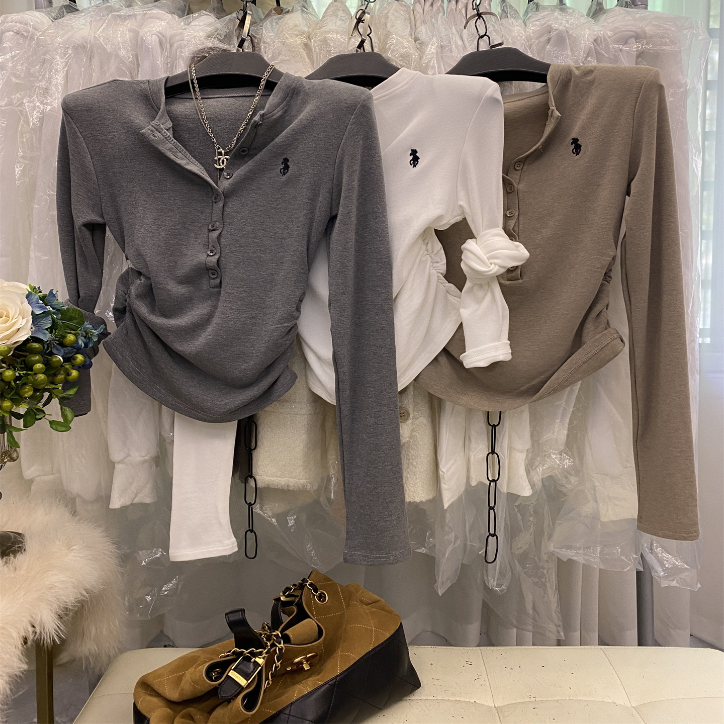 刺绣长袖垫肩加绒收腰T恤打底衫