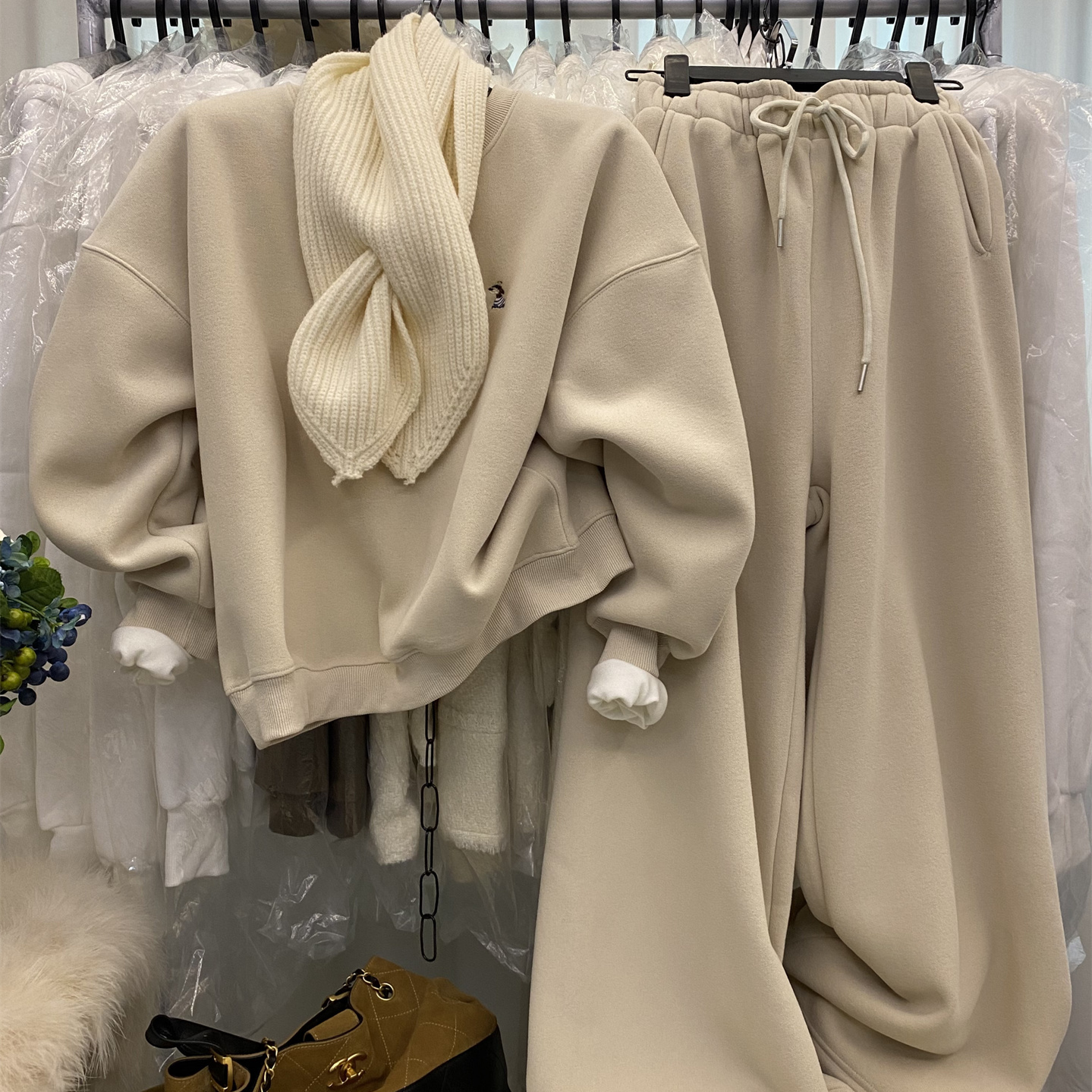 加绒圆领刺绣卫衣哈伦裤围巾套装