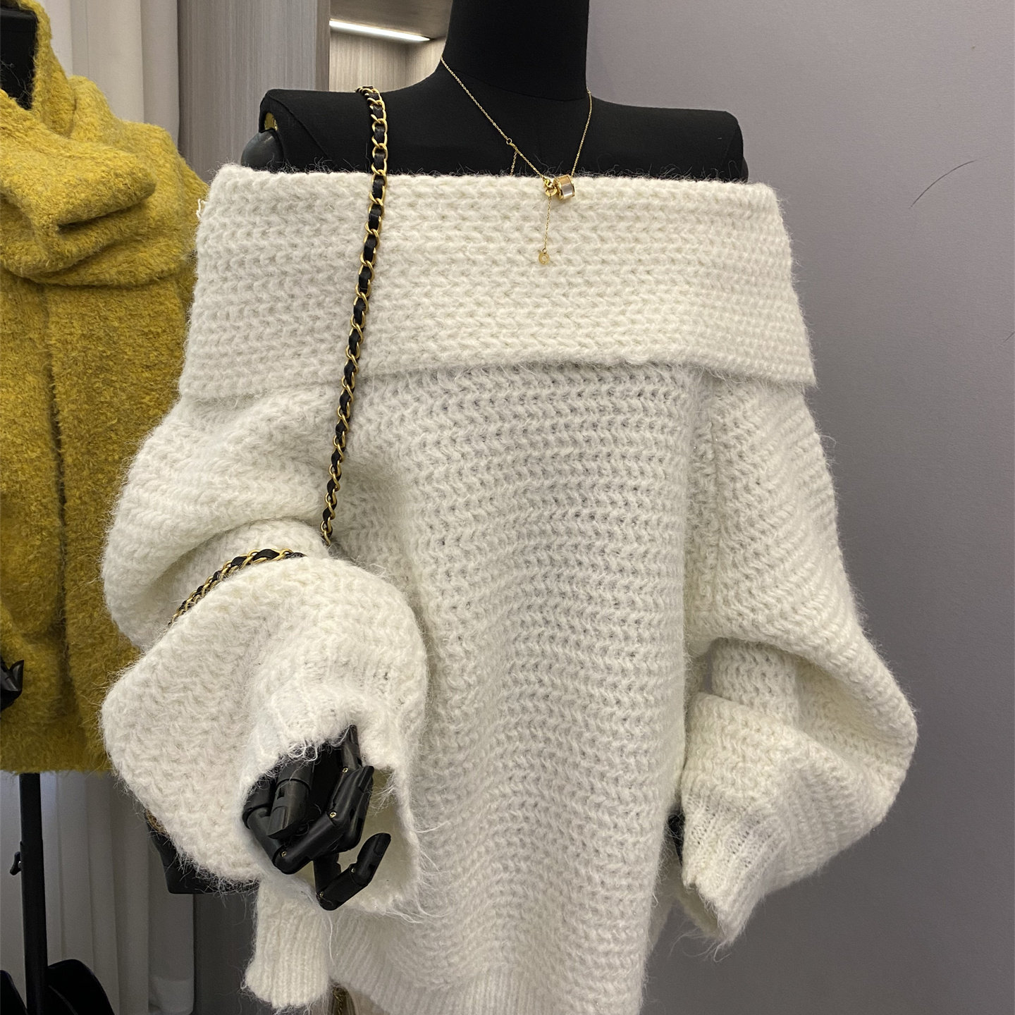 宽松一字领露肩粗线毛衣针织上衣